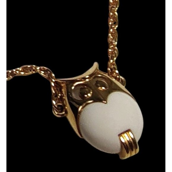 Vintage Crown Trifari Lucite Owl Pendant Off White Gold Tone Signed - Picture 4 of 10